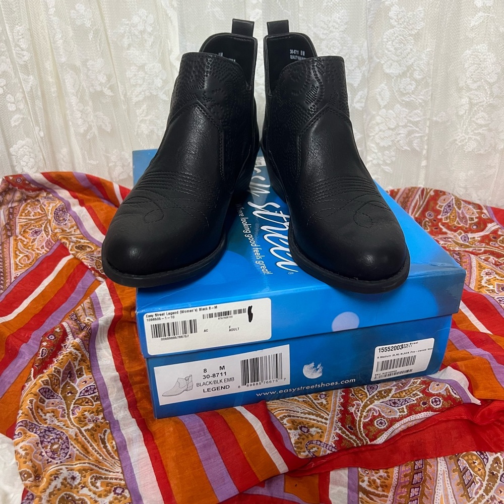 Easy Street Black Ankle Booties “Lengend SZ: (8 M) Slip-On Cute